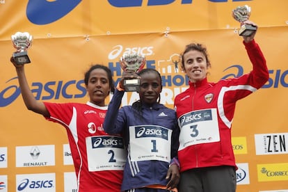 La keniana Poline Wanjiru (c), la española Rehima Serro (i) y la portuguesa Clarisse Cruz en el podio tras conseguir el primero, segundo y tercer puesto.