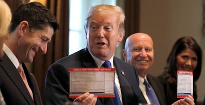 Donald Trump, mostrando formularios de impuestos, el pasado día 2 en la Casa Blanca.
