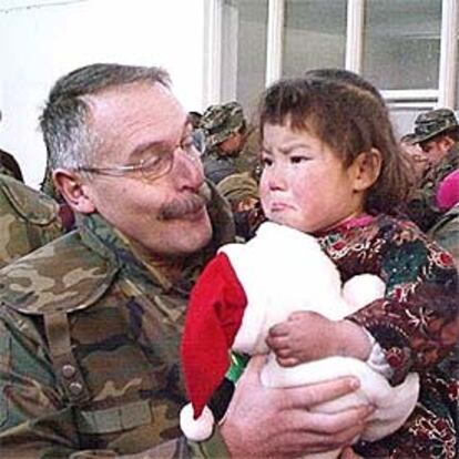 El teniente coronel José Ramón Solar, con una niña afgana.