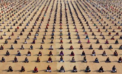 Centenares de niños asisten a una sesión de yoga, en Ahmedabad (India).