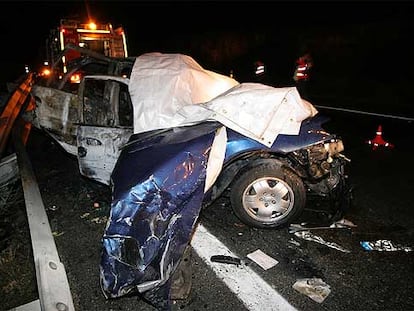 Estado en el que quedó el Renault Safrane en el que viajaban el matrimonio fallecido y sus tres hijos.