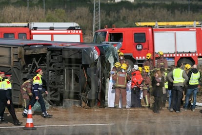 14 persones han mort. Segons les primeres informacions, l'autobús, que anava en sentit Barcelona, ha perdut el control, ha travessat la mitjana i ha bolcat en sentit sud, col·lisionant amb un altre vehicle.