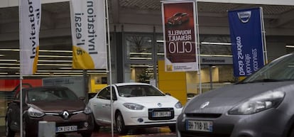 Vista general de unos coches expuestos en un concesionario de Renault. 