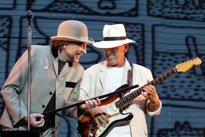 Joaquín Sabina, anoche en Las Ventas, bate su bastón al ritmo de la guitarra de Antonio García de Diego.