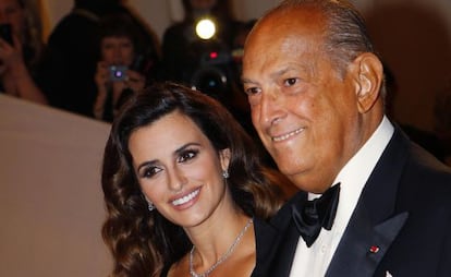 Pen&eacute;lope Cruz y &Oacute;scar de la Renta en una gala del MET en 2011