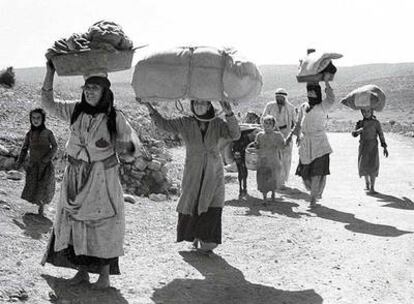 Vecinos palestinos de Galilea abandonan la zona a pie con sus pertenencias meses después de la creación del Estado de Israel en 1948.