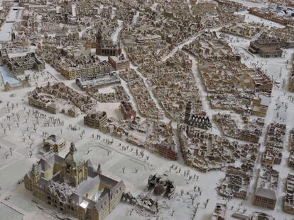 Durante la Segunda Guerra Mundial, la conexión histórica con Inglaterra llevó a engaño a los habitantes de Hannover. Mucha gente pensó que la Royal Air Force no se atrevería a atacar la ciudad. Pero los aviones aliados destruyeron casi todo el casco antiguo en varios bombardeos. Hannover quedó en ruinas como se observa en esta maqueta que se expone en el salón principal del Nuevo Ayuntamiento.