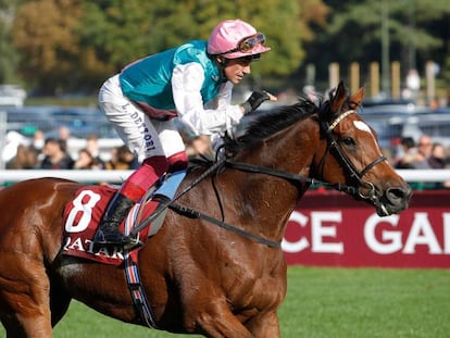 El jockey italiano Frankie Dettori montando a Enable en la carrera plana Prix de l'Arc de Triomphe de 2019 (Francia). 