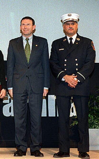 Juan José Ibarretxe, junto a un bombero de Nueva York, ayer durante la entrega de los premios de la Fundación Sabino Arana.