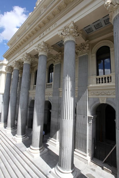 Inaugurado a las cuatro de la tarde del 7 de mayo de 1893 por la reina regente María Cristina, y es considerado una de las joyas arquitectónicas de la ciudad. El acto costó 9.218,8 pesetas, según la detallada reseña de los periódicos de la época, incluyendo 1.000 pesetas en flores, 1.828,5 pesetas para las alfombras del Salón y las escaleras, 131,5 pesetas para el café de los contratistas y 11,75 pesetas más para financiar el coche con el que se distribuyeron las invitaciones del acto. FOTOS DEL LIBRO '125 AÑOS DEL PALACIO DE LA BOLSA DE MADRID'.