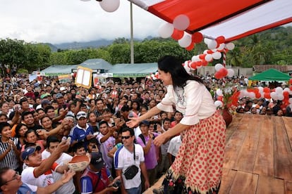 La primera dama peruana saluda a varias personas durante una visita a la selva en el norte de su país.