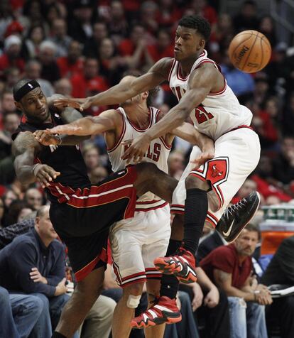 LeBron James, de los Heat, choca con Noah y Butler, de los Bulls.