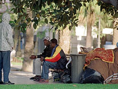 Varios inmigrantes africanos descansan en el parque de Santa Catalina, en Las Palmas.