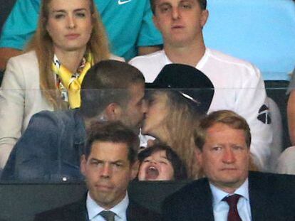 Gerard Pique y Shakira, con su hijo Milan en Maracaná.