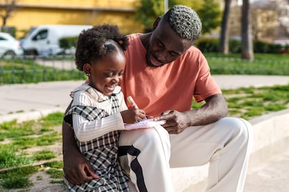 En la infancia, la figura de apego suele establecerse en la madre, padre o personas que medien como cuidadoras y, a medida que vamos creciendo, el círculo se va ampliando.