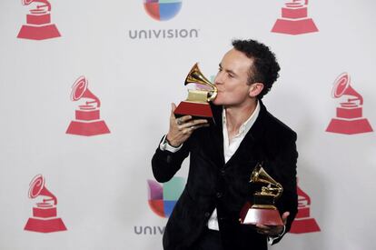 Fonseca posa con sus premios a mejor canción por 'Vine a Buscarte' y a mejor álbum de cumbia/vallenato por 'Homenaje (A La Musica De Diomedes Diaz)'.