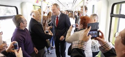 El jefe del Consell, Alberto Fabra, saluda a los viajeros del nuevo tramo de metro de Valencia.