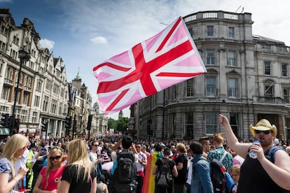 Entre os dias 9 de junho e 7 de julho de 2018, Londres saca suas bandeiras de arco-íris para celebrar a diversidade. Um festival de cinema LGBT, peças de teatro, debates, sessões de poesia, muitos concertos e, como prato principal, o desfile formado por milhares de manifestantes, skatistas, dançarinos e cantores que saem da Baker Street, ao longo da Oxford Street e da Regent Street, até a Trafalgar Square. No ano passado, a celebração contou com a presença da Polícia Metropolitana, do serviço de Ambulâncias e dos bombeiros de Londres, que foram homenageados por seu desempenho durante os ataques terroristas na capital e pelo incêndio declarado semanas antes na Torre Grenfell. Mais informações: prideinlondon.org