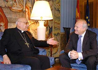Miguel Ángel Moratinos, con el patriarca latino de Jerusalén, monseñor Michel Sabah, en el ministerio.