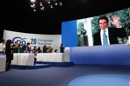 El expresidente del Gobierno José María Aznar interviene por videoconferencia, debido a que está contagiado de la covid, este viernes durante el congreso nacional.