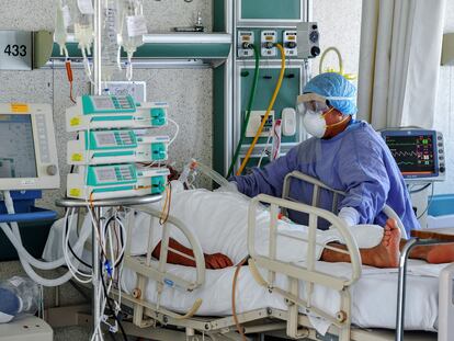 Una enfermera atiende a una paciente con Covid-19 en un hospital de Toluca, México