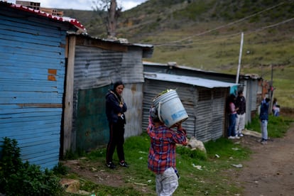 Habitantes de la colonia Paraíso, en Ciudad Bolívar, Colombia, el 6 de septiembre de 2020.