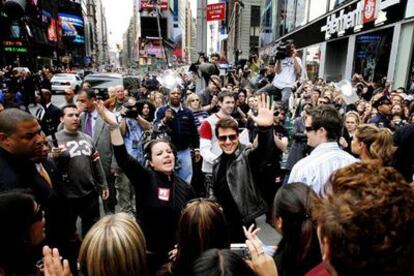 Tom Cruise saluda a sus admiradores en la puerta de los estudios de la MTV, situados en Times Square.