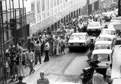 Colas de inmigrantes para regularizar su situación en la comisaría de Extranjería en 1985.