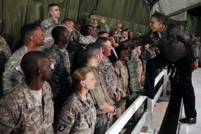 Barack Obama saluda a las tropas en la base aérea estadounidense de Bagram.