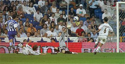 Luque, con Salgado caído en el suelo y Helguera a su derecha, levanta la pelota por encima de Casillas en el gol del Deportivo.