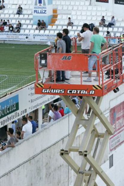 Redactors de la Ser en una platafoma per radiar un partit a Alcoi, el 2011.