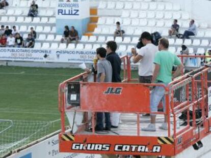 Redactors de la Ser en una platafoma per radiar un partit a Alcoi, el 2011.