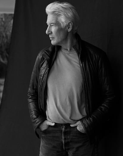 “Me levanto cada mañana muy optimista y pienso en la suerte que tenemos de estar vivos”, dice el actor, al que hemos entrevistado y fotografiado en su casa madrileña.