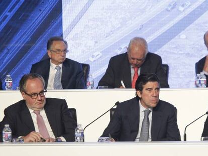 Junta de accionistas de Sacyr de 2018, con su presidente Manuel Manrique (primer plano en el centro).