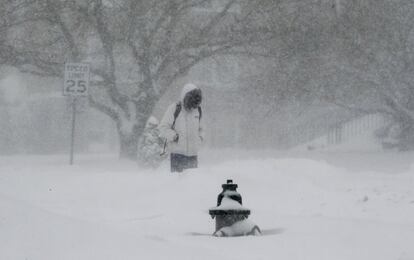 Un hombre camina en medio de la tormenta en Washington, donde se acumulan 58 cm de nieve.