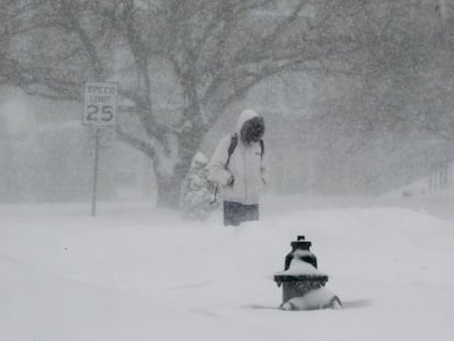 Homem caminha em Washington em meio à nevasca.