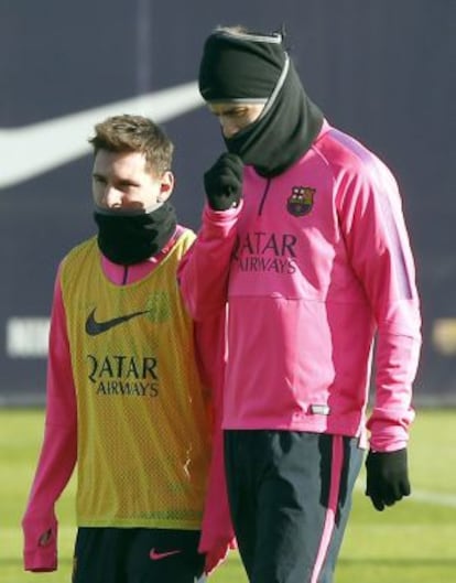 Piqué, junto a Messi.