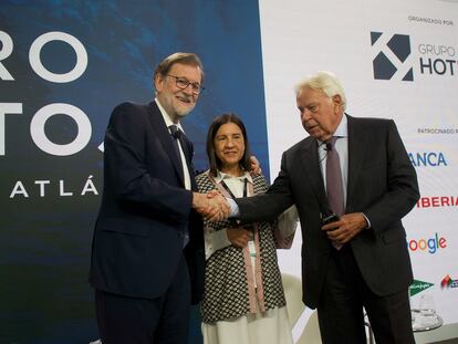 Los expresidentes Rajoy y González, junto a la periodista Anabel Díez en A Toxa (O Grove, Pontevedra) este viernes.