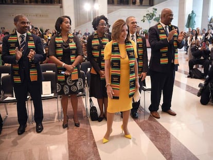 Nancy Pelosi (de amarillo), junto a miembros del Caucus Negro.