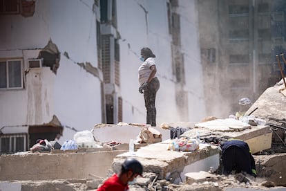 Una mujer trabaja en labores de rescate en edificio desplomado, en Catia   La Mar, el 27 de junio de 2026.