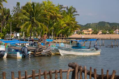 Barcas en el muelle de Barra de Navidad, en Costalegre (Jalisco, México).