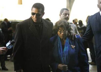 Jackie Jackson y su madre Katherine a su llegada al tribunal criminal en Los Ángeles