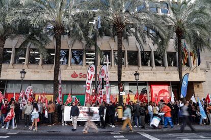 Los sindicatos UGT, CC OO y FINE durante la huelga en el sector bancario de este viernes, en Valencia.