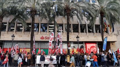 Los sindicatos UGT, CC OO y FINE durante la huelga en el sector bancario de este viernes, en Valencia.