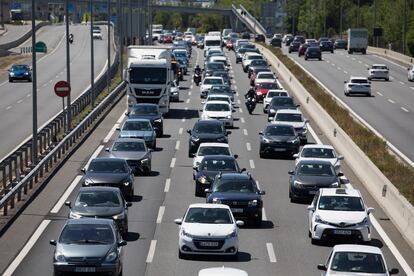 Atasco en la autovía A-2 en Madrid.