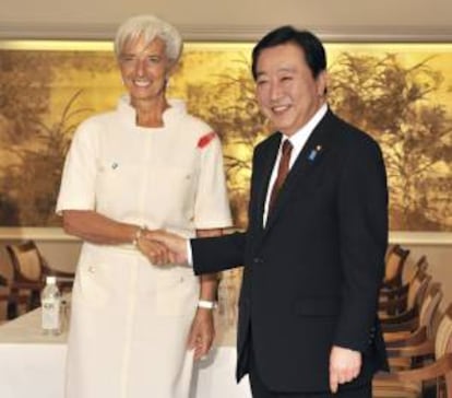 La directora gerente del FMI, Christine Lagarde (izda), saluda al primer ministro japonés, Yoshihiko Noda en la reunión anual conjunta del Fondo Monetario Internacional (FMI) y el Banco Mundial, ayer en Tokio (Japón).