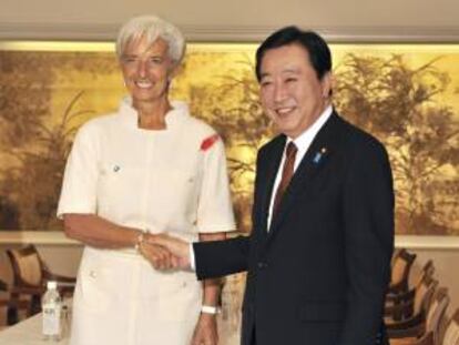 La directora gerente del FMI, Christine Lagarde (izda), saluda al primer ministro japonés, Yoshihiko Noda en la reunión anual conjunta del Fondo Monetario Internacional (FMI) y el Banco Mundial, ayer en Tokio (Japón).