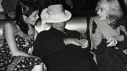 Foto tirada no Studio 54 mostra Truman Capote rodeado por Gloria Swanson (à dir.) e Kate Harrington, filha de um amante dele que era protegida do escritor. / GETTY / EL PAÍS
