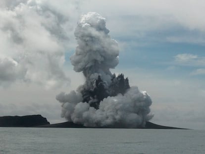 Erupción del volcán submarino Hunga Tonga-Hunga Ha'apai, en Tonga
16/01/2022