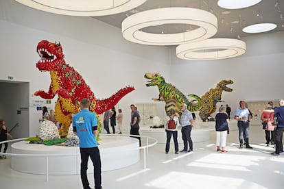 El interior de la Lego House incluye una galería con varios dinosaurios multicolores de gran tamaño construidos con piezas de Lego y otras esculturas, así como un museo sobre la historia de la empresa danesa, fundada a pocos metros en 1932.